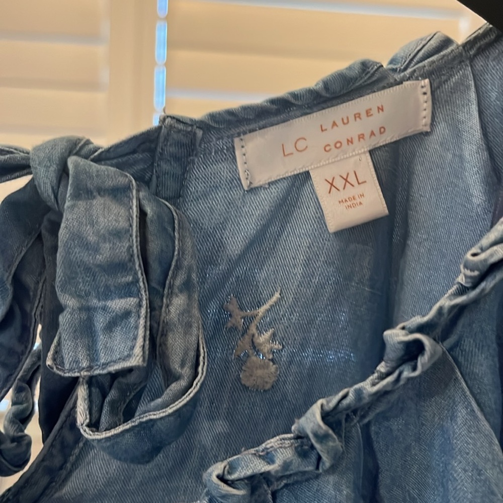 Lauren Conrad fun lightweight cap sleeve blue pull over top. - Picture 4 of 5